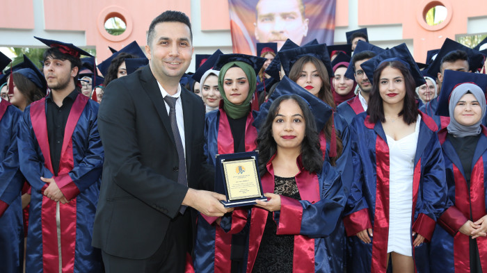 SAĞLIK HİZMETLERİ MESLEK YÜKSEKOKULU ÖĞRENCİLERİ MEZUNİYET SEVİNCİ YAŞADI