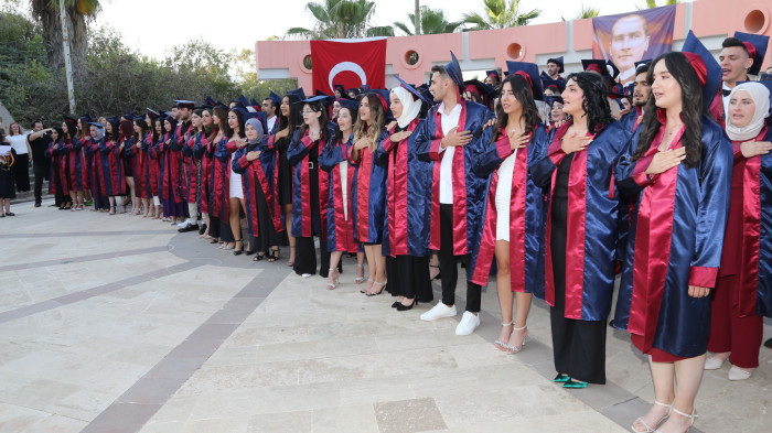 SAĞLIK HİZMETLERİ MESLEK YÜKSEKOKULU ÖĞRENCİLERİ MEZUNİYET SEVİNCİ YAŞADI