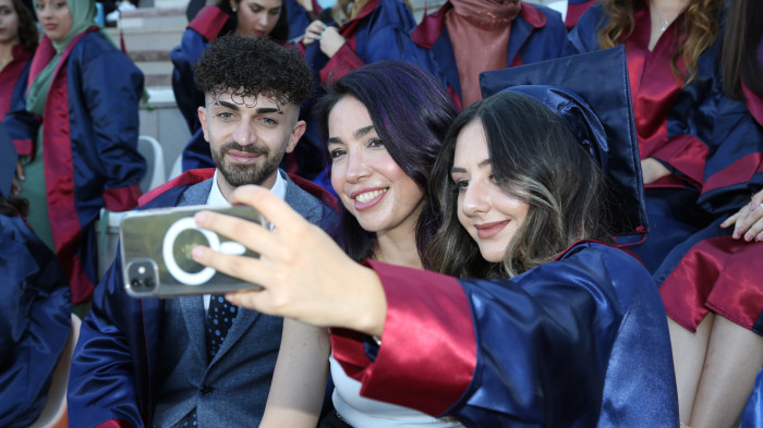 SAĞLIK HİZMETLERİ MESLEK YÜKSEKOKULU ÖĞRENCİLERİ MEZUNİYET SEVİNCİ YAŞADI