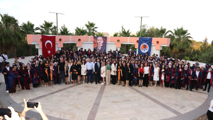 SAĞLIK HİZMETLERİ MESLEK YÜKSEKOKULU ÖĞRENCİLERİ MEZUNİYET SEVİNCİ YAŞADI