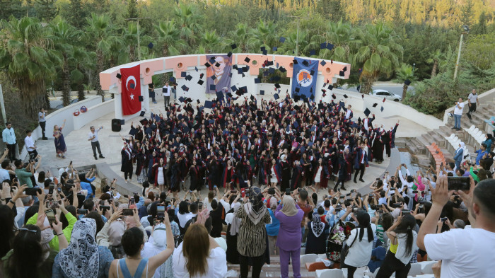 SAĞLIK HİZMETLERİ MESLEK YÜKSEKOKULU ÖĞRENCİLERİ MEZUNİYET SEVİNCİ YAŞADI