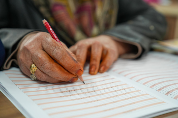 TARSUS’TA KADINLAR İLK DEFA OKUMA YAZMA ÖĞRENİYOR