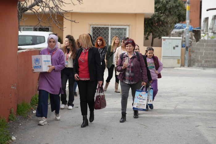 DÜNYA KADINLAR GÜNÜNDE TARSUS’TAN DEPREMZEDELERE DAYANIŞMA ELİ