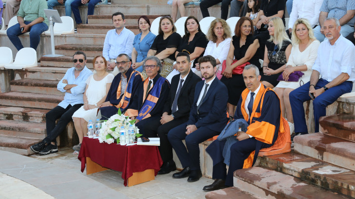 SAĞLIK HİZMETLERİ MESLEK YÜKSEKOKULU ÖĞRENCİLERİ MEZUNİYET SEVİNCİ YAŞADI