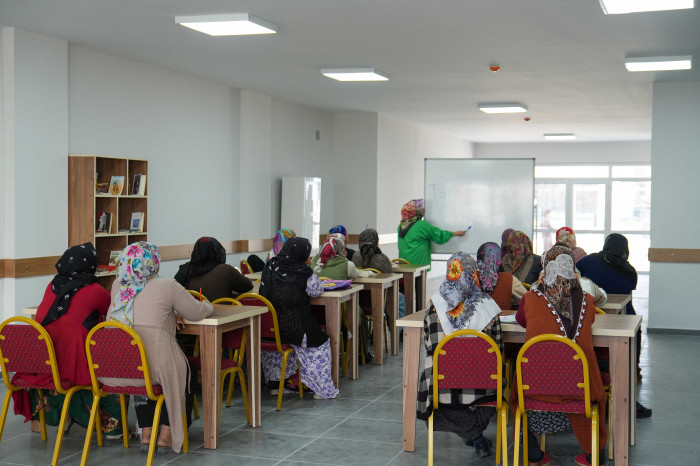 TARSUS’TA KADINLAR İLK DEFA OKUMA YAZMA ÖĞRENİYOR