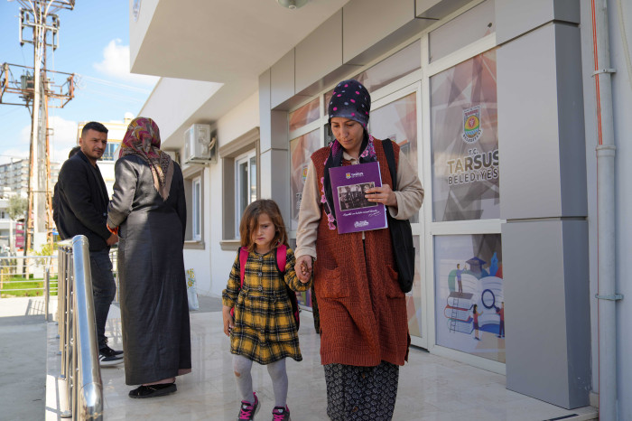 TARSUS’TA KADINLAR İLK DEFA OKUMA YAZMA ÖĞRENİYOR