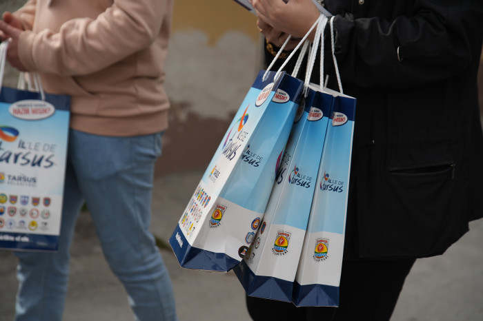 DÜNYA KADINLAR GÜNÜNDE TARSUS’TAN DEPREMZEDELERE DAYANIŞMA ELİ