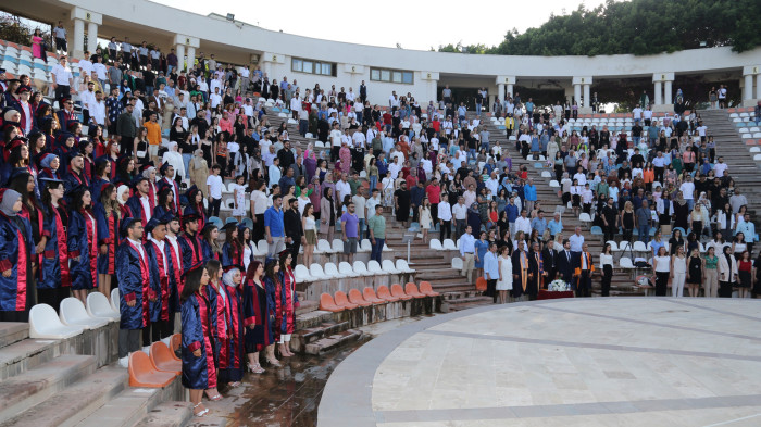 SAĞLIK HİZMETLERİ MESLEK YÜKSEKOKULU ÖĞRENCİLERİ MEZUNİYET SEVİNCİ YAŞADI