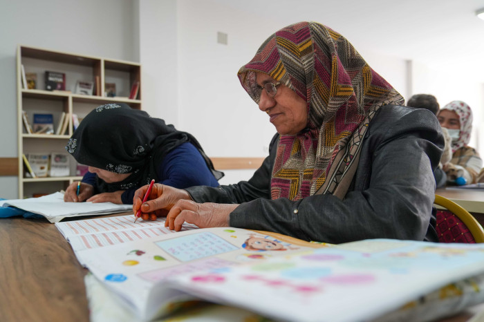 TARSUS’TA KADINLAR İLK DEFA OKUMA YAZMA ÖĞRENİYOR