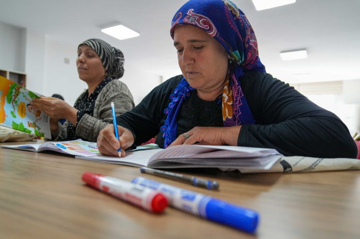 TARSUS’TA KADINLAR İLK DEFA OKUMA YAZMA ÖĞRENİYOR