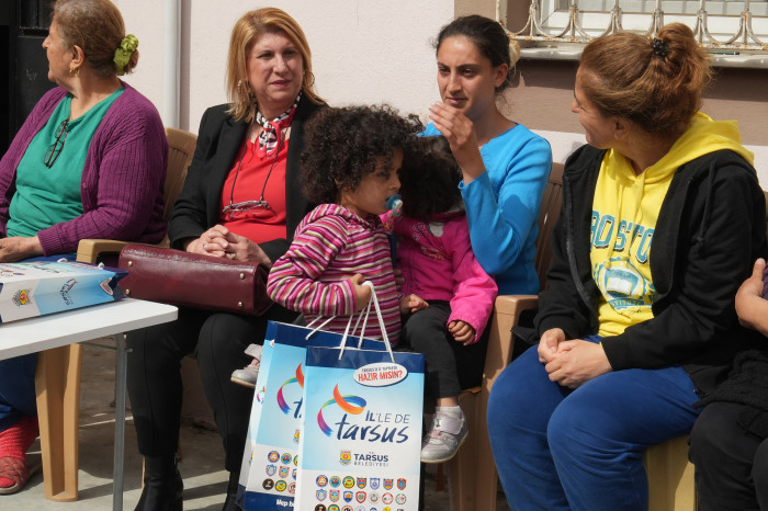 DÜNYA KADINLAR GÜNÜNDE TARSUS’TAN DEPREMZEDELERE DAYANIŞMA ELİ