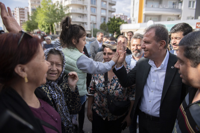BAŞKAN SEÇER, MEZİTLİ’DE PAZAR GEZDİ, VATANDAŞLA SOHBET ETTİ