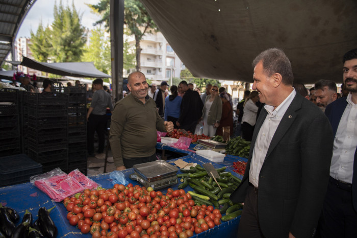 BAŞKAN SEÇER, MEZİTLİ’DE PAZAR GEZDİ, VATANDAŞLA SOHBET ETTİ