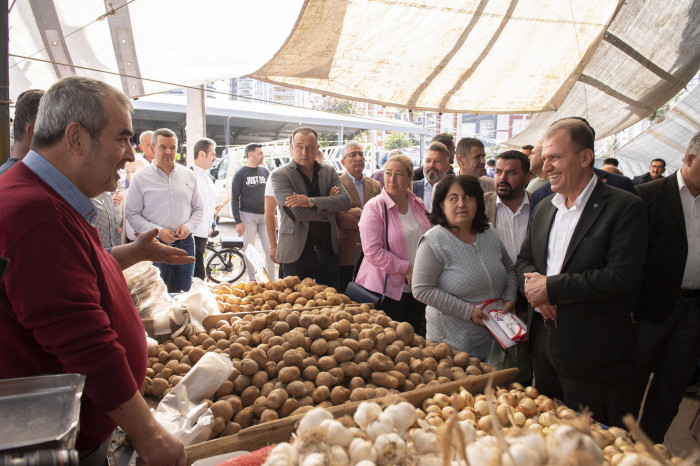 BAŞKAN SEÇER, MEZİTLİ’DE PAZAR GEZDİ, VATANDAŞLA SOHBET ETTİ