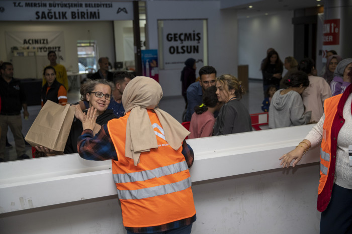 BÜYÜKŞEHİR’DEN KADINLARA HİJYEN SETİ DAĞITIMI
