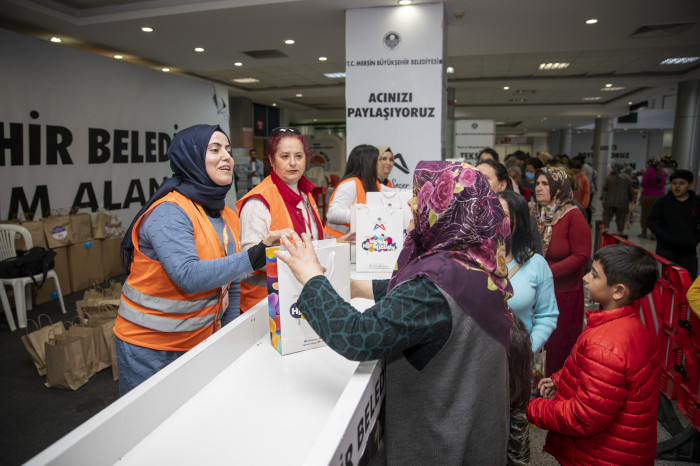 BÜYÜKŞEHİR’DEN KADINLARA HİJYEN SETİ DAĞITIMI