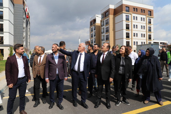 AKDENİZ'DE YENİ VE MODERN KONUTLAR HAK SAHİPLERİNE TESLİM EDİLİYOR