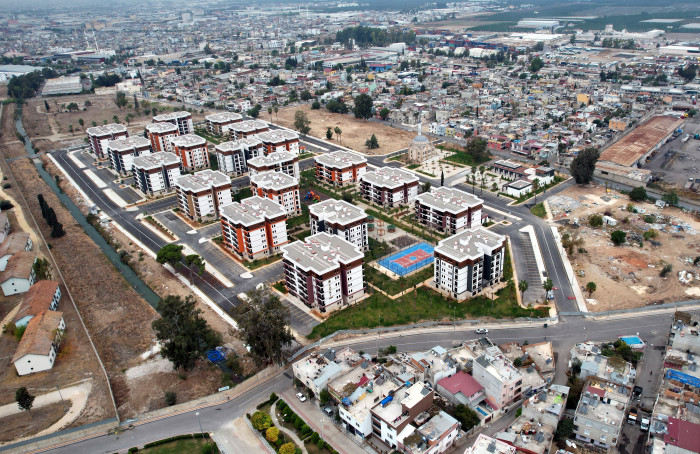 AKDENİZ'DE YENİ VE MODERN KONUTLAR HAK SAHİPLERİNE TESLİM EDİLİYOR