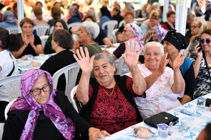 YAŞ ALMIŞLAR, BÜYÜKŞEHİR’İN ‘80’LER BULUŞMASI’NDA ‘YAZA MERHABA’ DEDİ