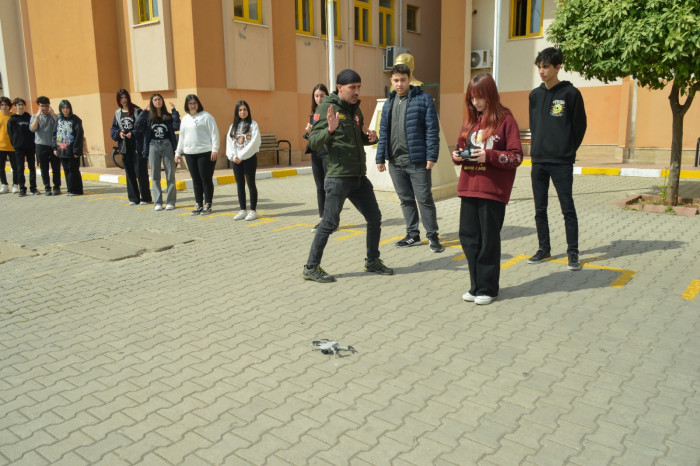 YENİŞEHİR BELEDİYESİNDEN LİSE ÖĞRENCİLERİNE DRONE EĞİTİMİ