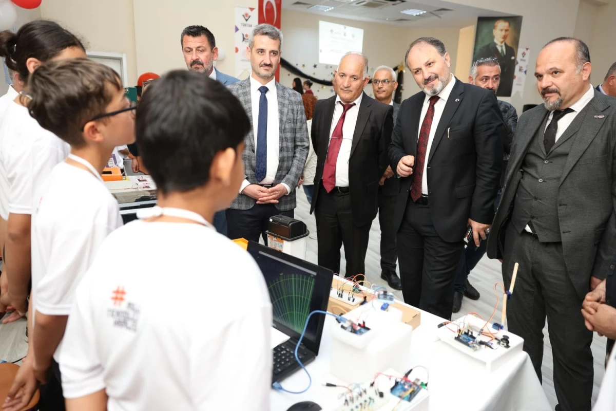 19 MAYIS ORTAOKULU ÖĞRENCİLERİ TÜBİTAK 4006 BİLİM FUARI’NDA PROJELERİNİ TANITTI