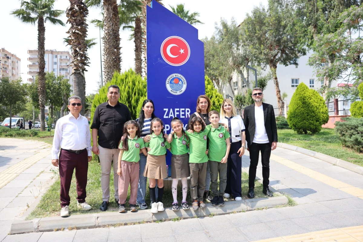 23 NİSAN&rsquo;DA KOLTUĞA OTURAN BUĞLEM, YENİLETTİĞİ PARKA FİDAN DİKTİ