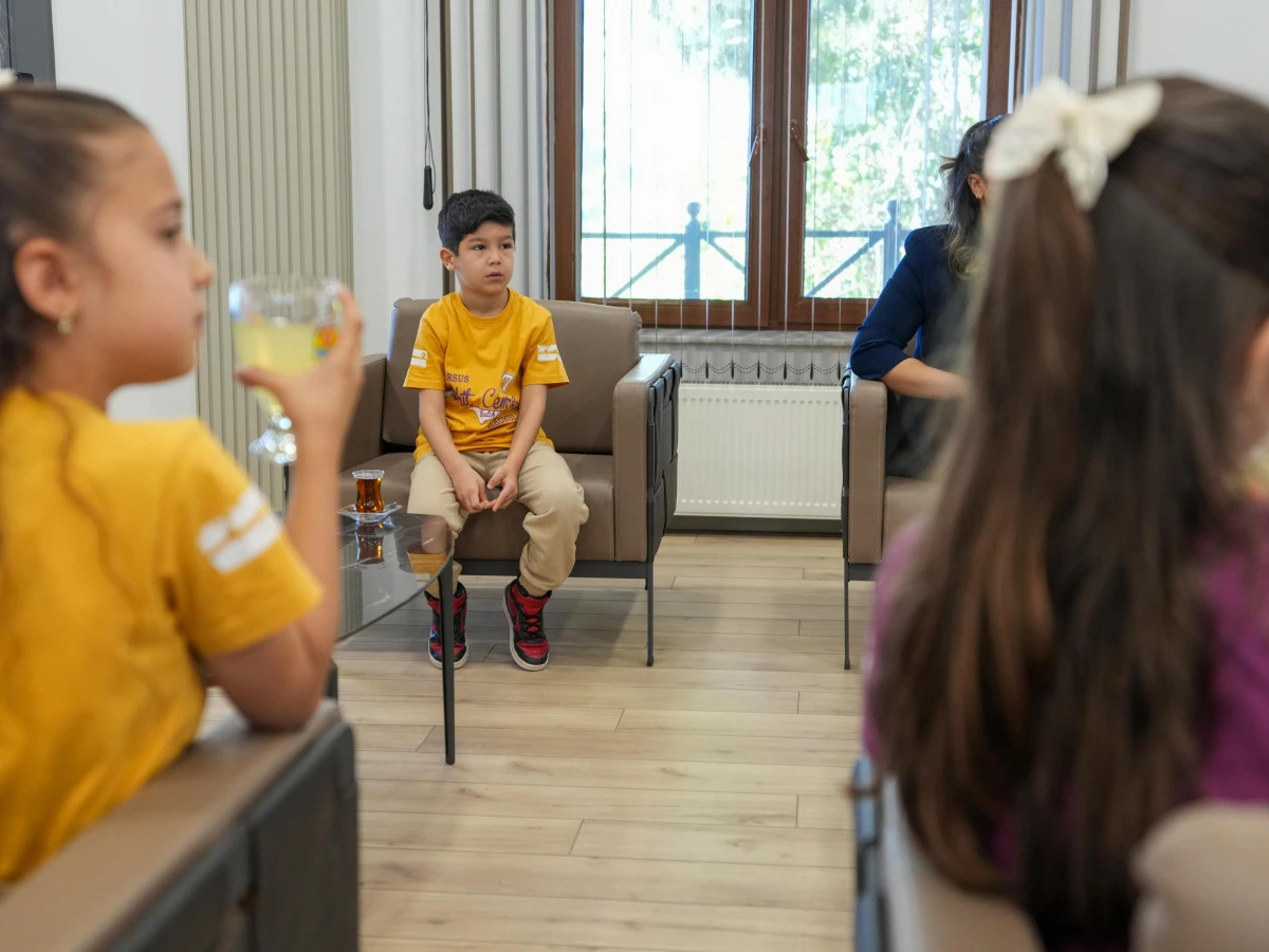 23 NİSAN&rsquo;DA TARSUS&rsquo;TA GELENEK S&Uuml;RD&Uuml;: BAŞKAN ALİ BOLTA&Ccedil; KOLTUĞUNU &Ccedil;OCUKLARA DEVRETTİ