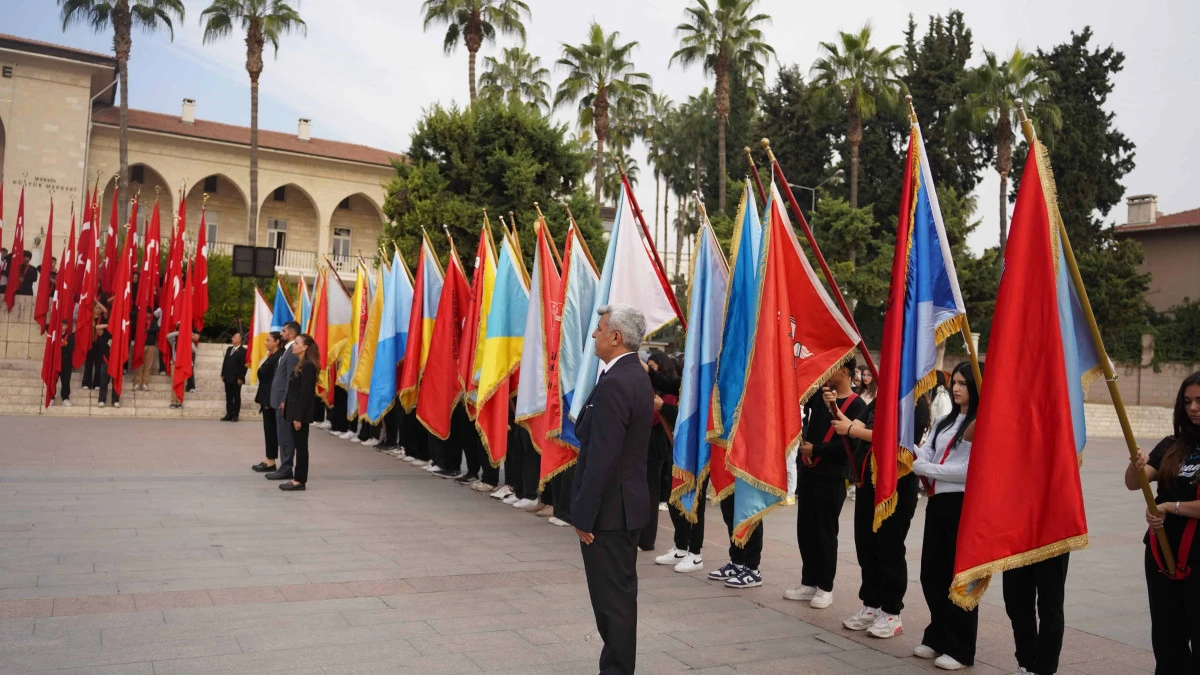 24 KASIM ÖĞRETMENLER GÜNÜ ÇELENK SUNMA TÖRENİ CUMHURİYET ALANI'NDA GERÇEKLEŞTİRİLDİ