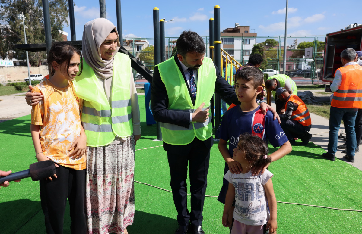 AHMET KAYA PARKI YENİLENİYOR, ÇOCUKLAR GÜVENLİ OYUN ALANLARINA KAVUŞUYO