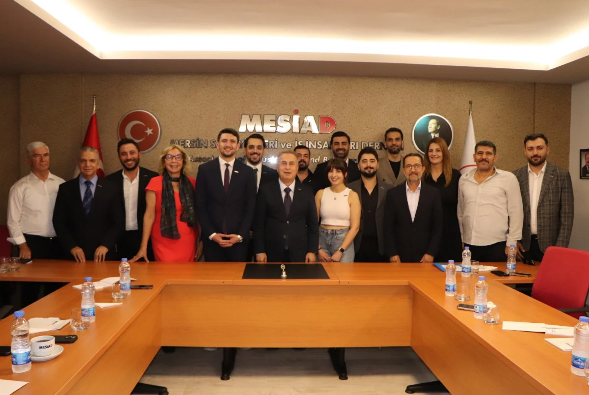 AKADEMİSİAD ÜYE KABULÜ VE ROZET TAKMA TÖRENİ GERÇEKLEŞTİ