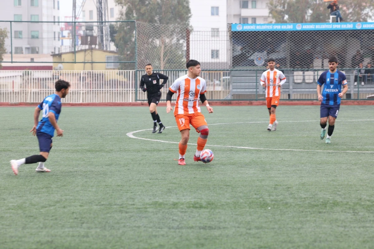 AKDENİZ BELEDİYE SPOR LİDERLİĞİNİ KORUDU