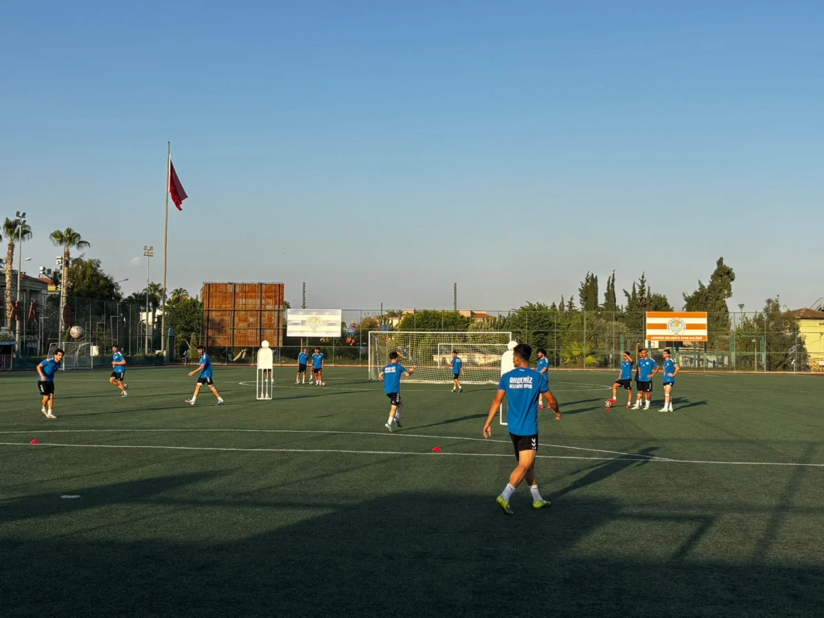 AKDENİZ BELEDİYE SPOR&rsquo;A BAŞKAN DESTEĞİ! TATLI ZİYARETİYLE MORAL DEPOLADILAR