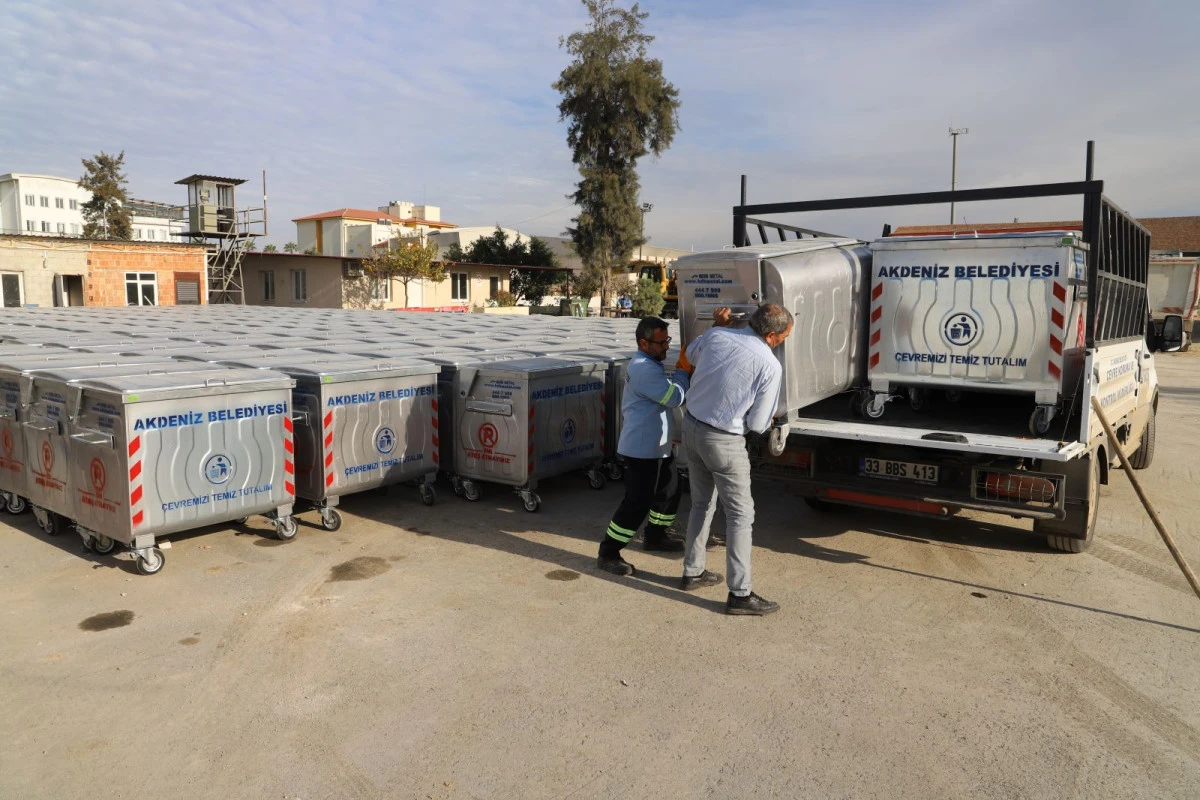 AKDENİZ BELEDİYESİ, 1.081 ADET YENİ ÇÖP KONTEYNERİNİ MAHALLELERE YERLEŞTİRİYOR