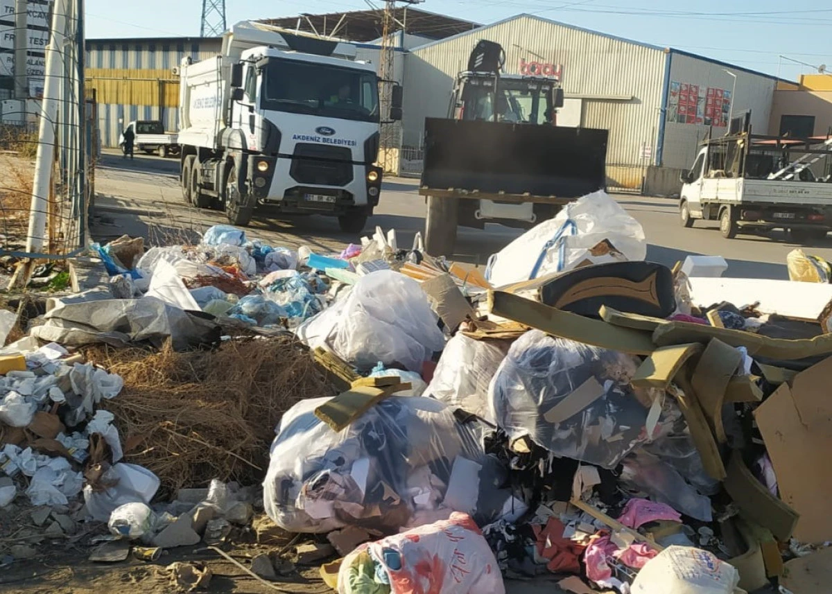 AKDENİZ BELEDİYESİ, ATIK TOPLAMA ÇALIŞMALARINA HAFTA SONU DA DEVAM EDİYOR