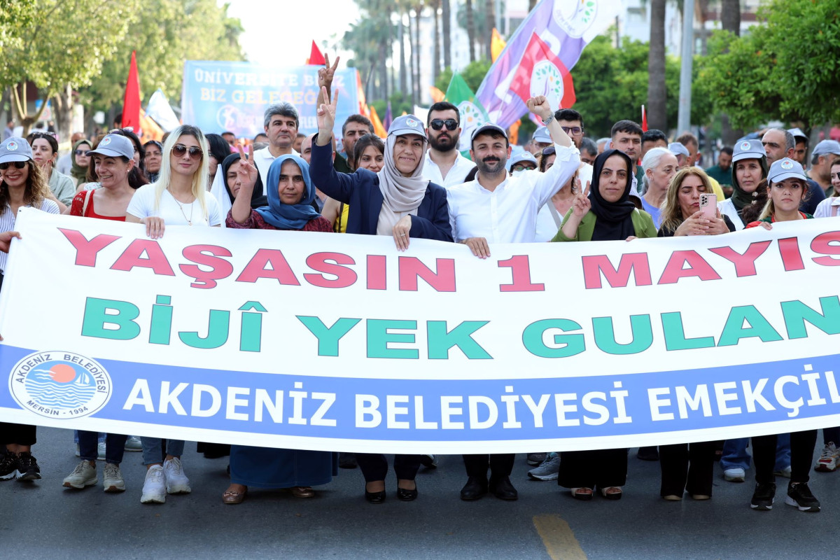 AKDENİZ BELEDİYESİ EŞ BAŞKANLARI  SARIYILDIZ VE ARSLAN, 1 MAYIS COŞKUSUNA ORTAK OLDU