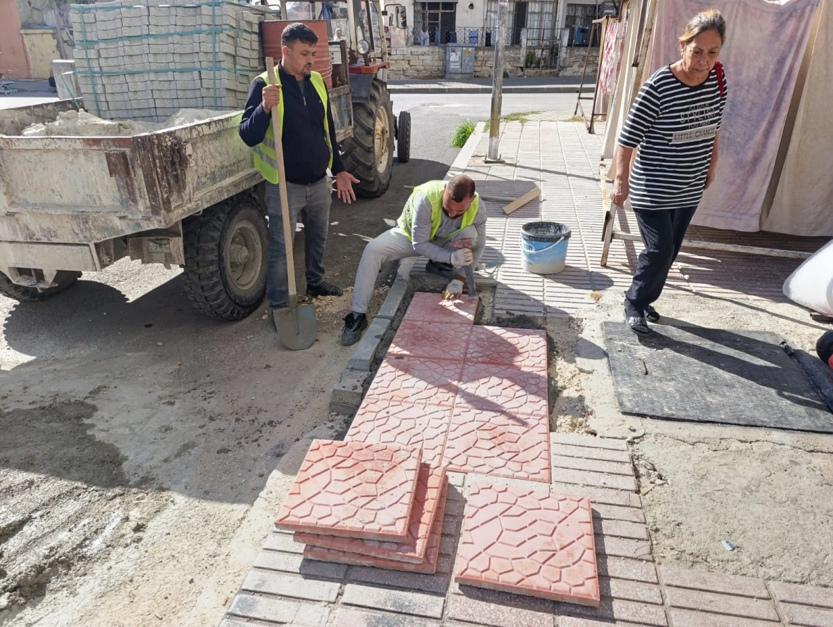 AKDENİZ BELEDİYESİ, İLÇENİN SOKAK VE KALDIRIMLARINI YENİLEMEYİ SÜRDÜRÜYOR