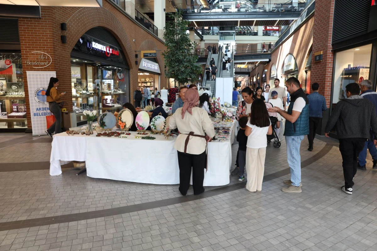 AKDENİZ BELEDİYESİ KURSİYERLERİNİN EL EMEĞİ ÜRÜNLERİ ÖĞRETMENLER GÜNÜ’NE ÖZEL STANTTA YERİNİ ALDI