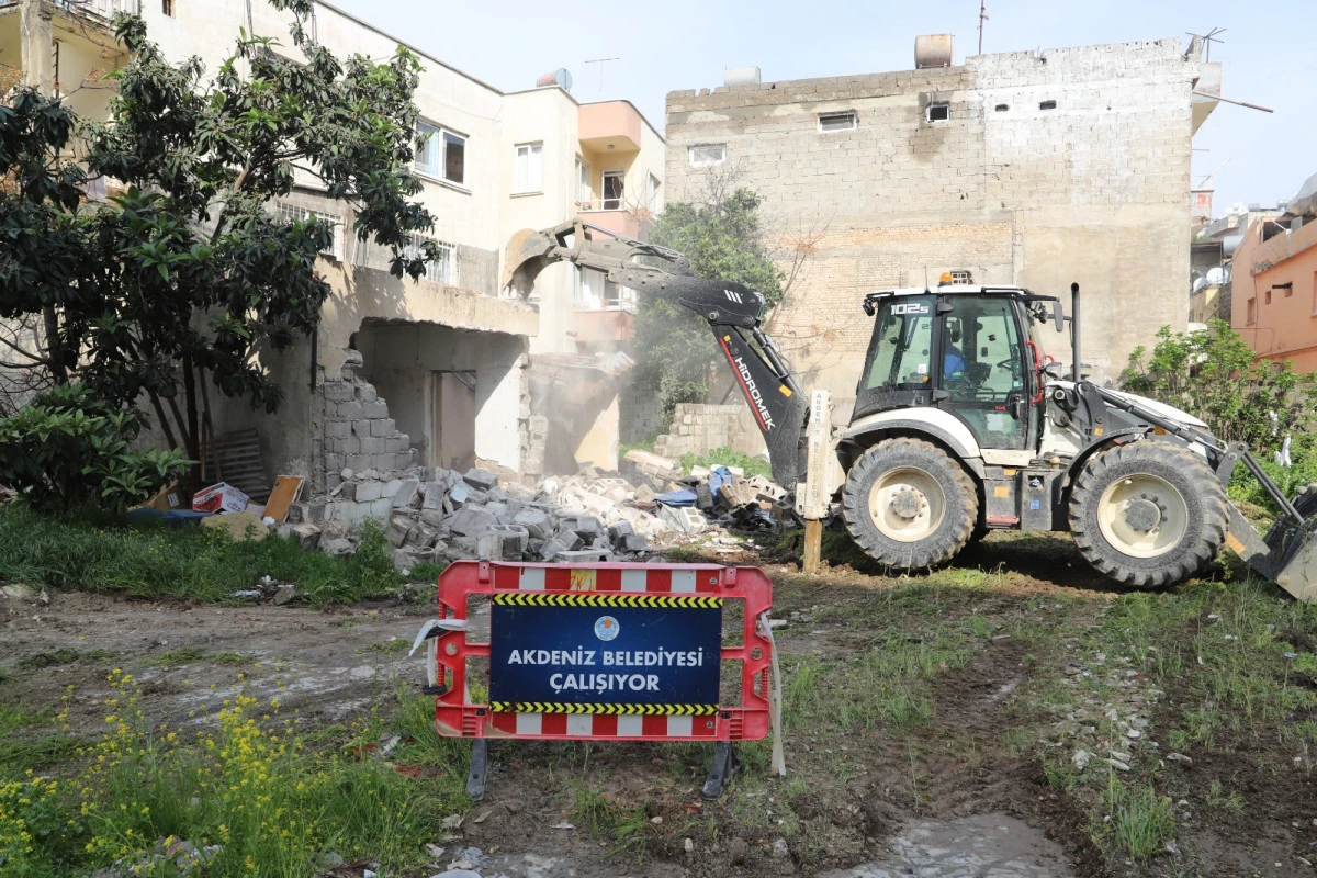 AKDENİZ BELEDİYESİ, METRUK BİNALARI KONTROLL&Uuml; ŞEKİLDE YIKIYOR 