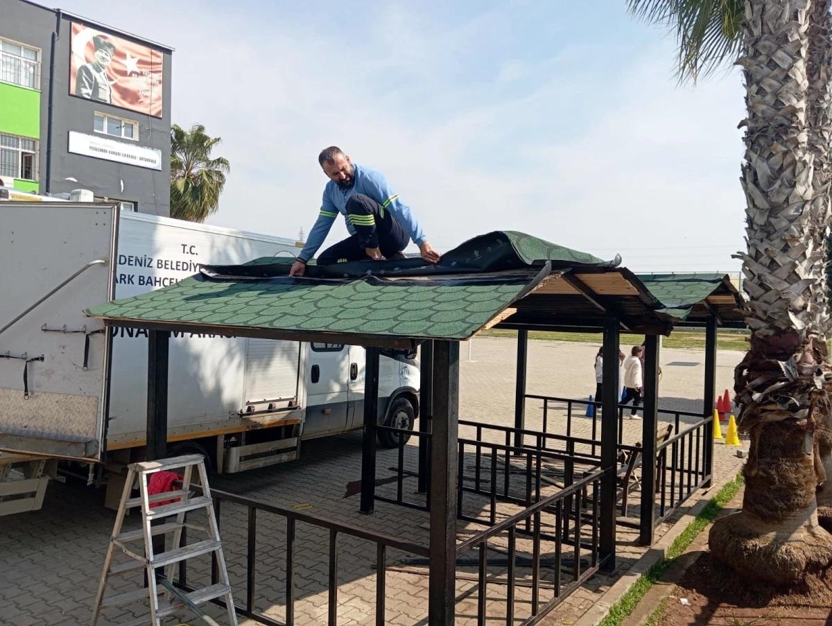 AKDENİZ BELEDİYESİ, PARK VE YEŞİL ALANLARA BAKIM YAPIYOR