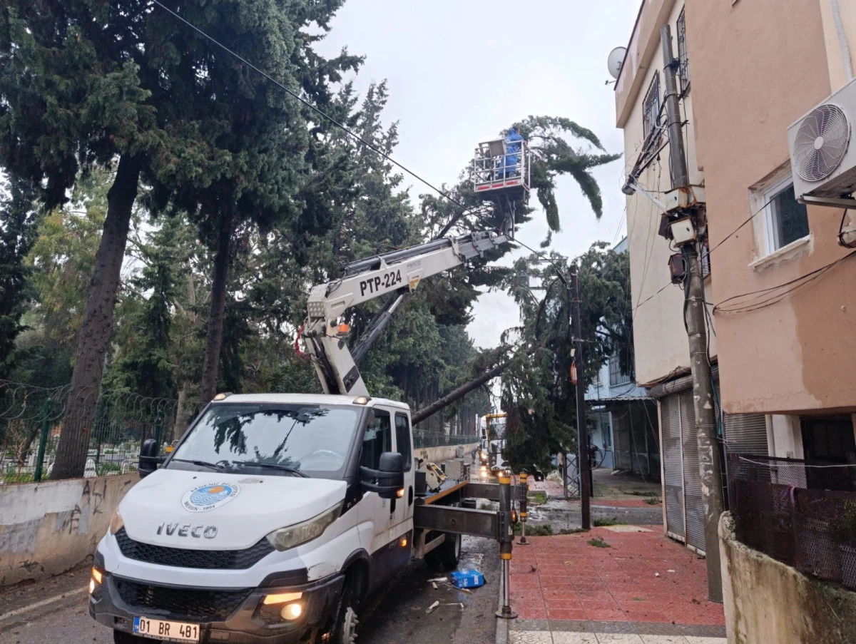 AKDENİZ BELEDİYESİ YAĞIŞLA M&Uuml;CADELESİNİ G&Uuml;N BOYU S&Uuml;RD&Uuml;RD&Uuml; 