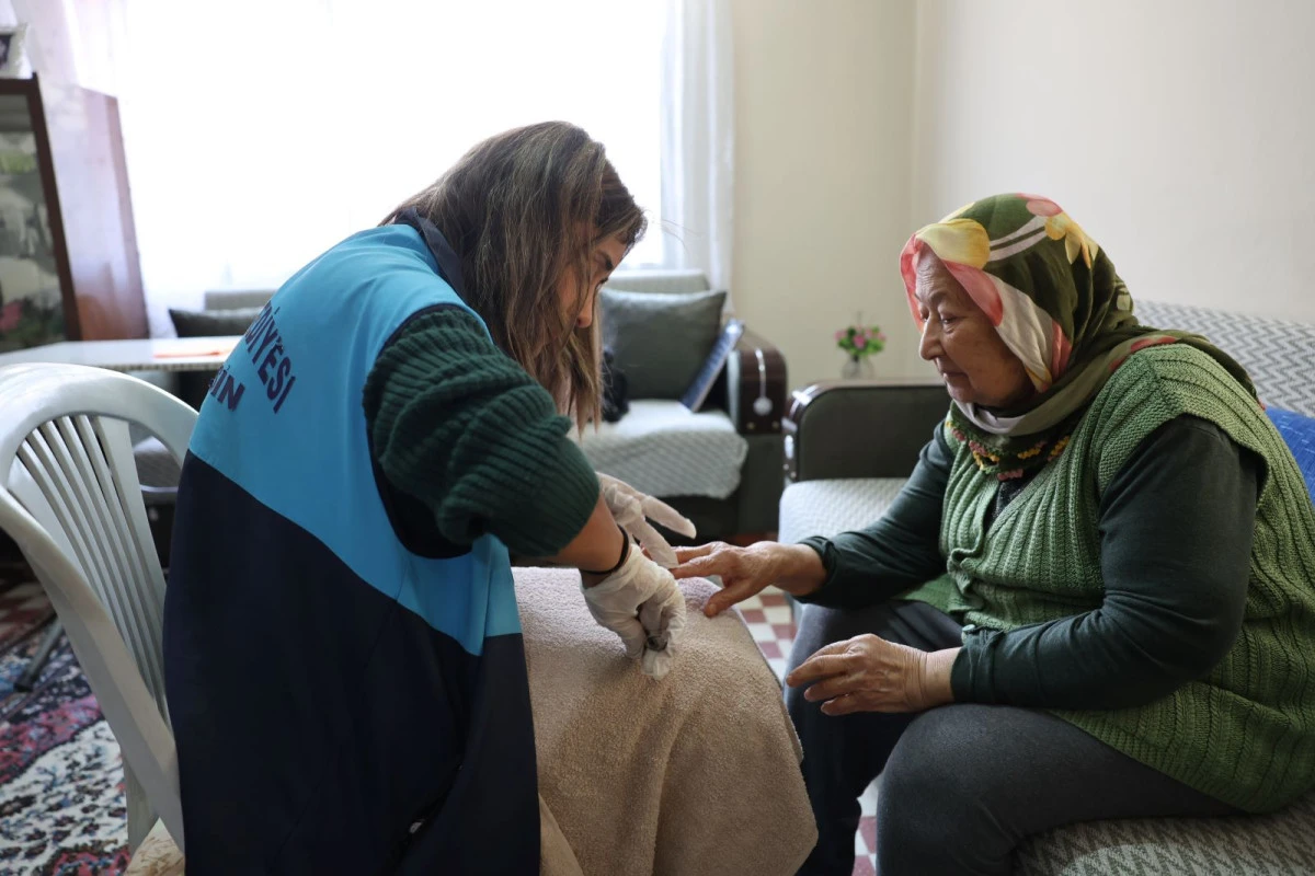 AKDENİZ BELEDİYESİ’NDEN 2025’TE 500 HANEYE ‘EVDE TEMİZLİK VE KİŞİSEL BAKIM’ DESTEĞİ