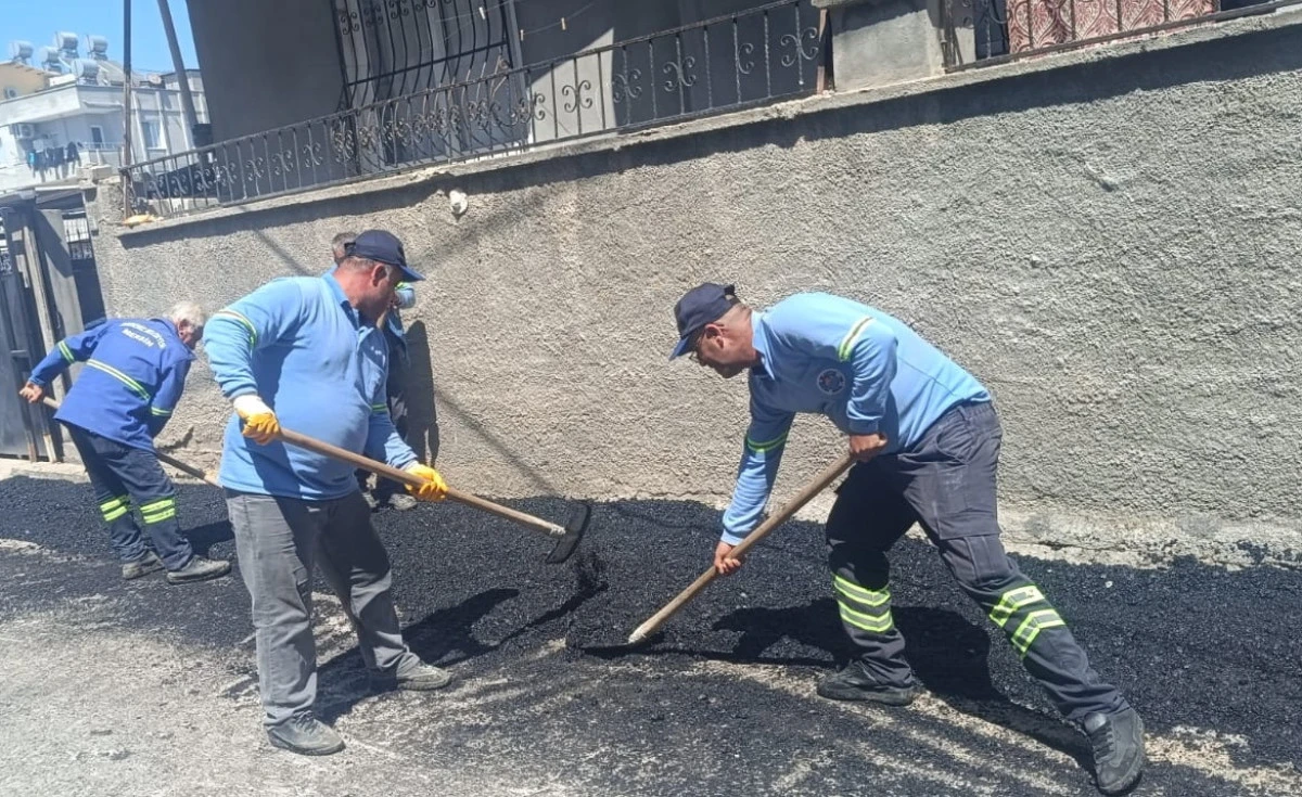 AKDENİZ BELEDİYESİ&rsquo;NDEN D&Ouml;RT BİR YANA HİZMET: SOKAKLAR VE BAH&Ccedil;E YOLLARI YENİLENİYOR