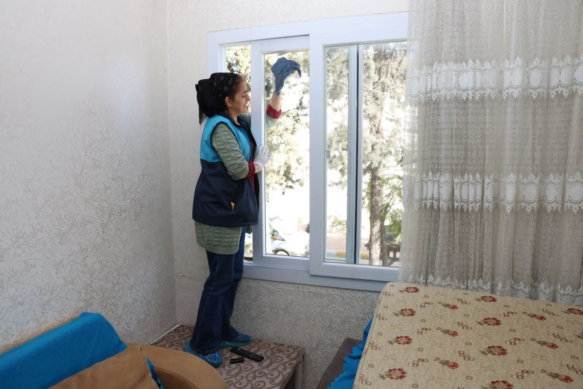 AKDENİZ BELEDİYESİ&rsquo;NDEN EVLERE BAYRAM TEMİZLİĞİ