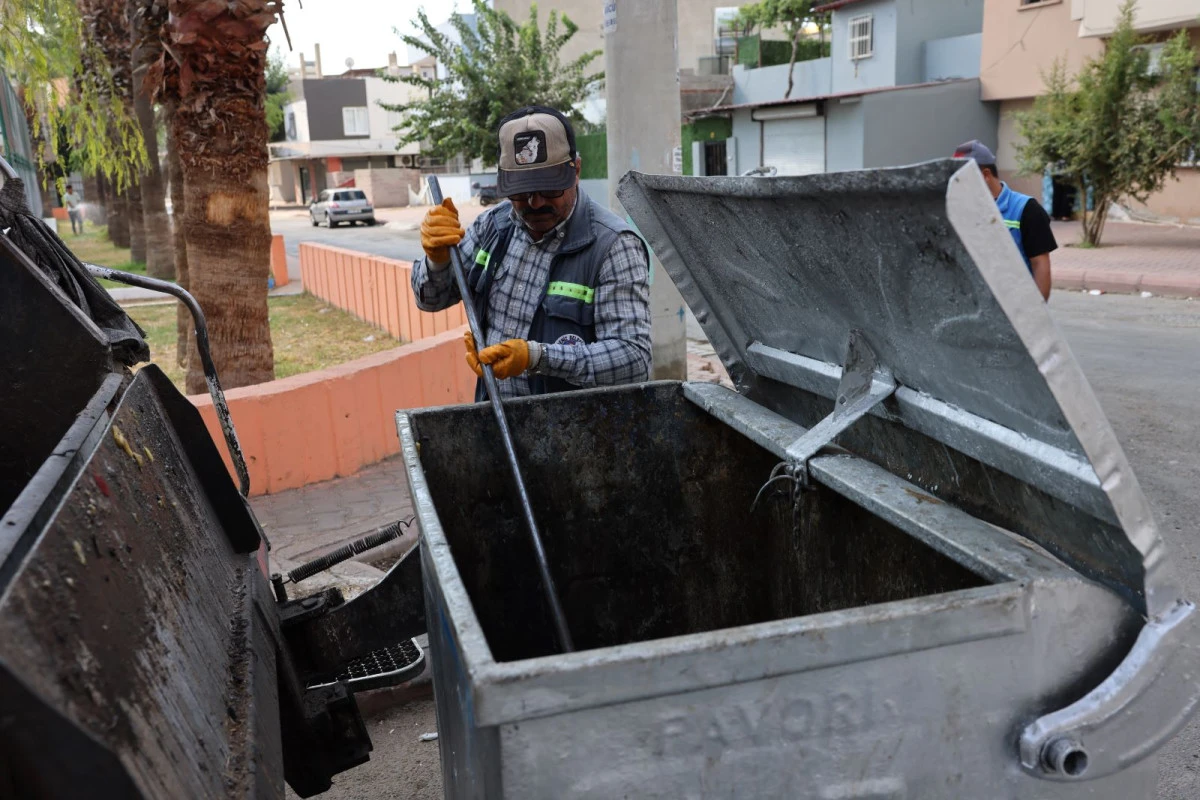 AKDENİZ BELEDİYESİ’NDEN HALK SAĞLIĞI İÇİN ÇÖP KONTEYNERLERİNDE DEZENFEKTE ÇALIŞMASI