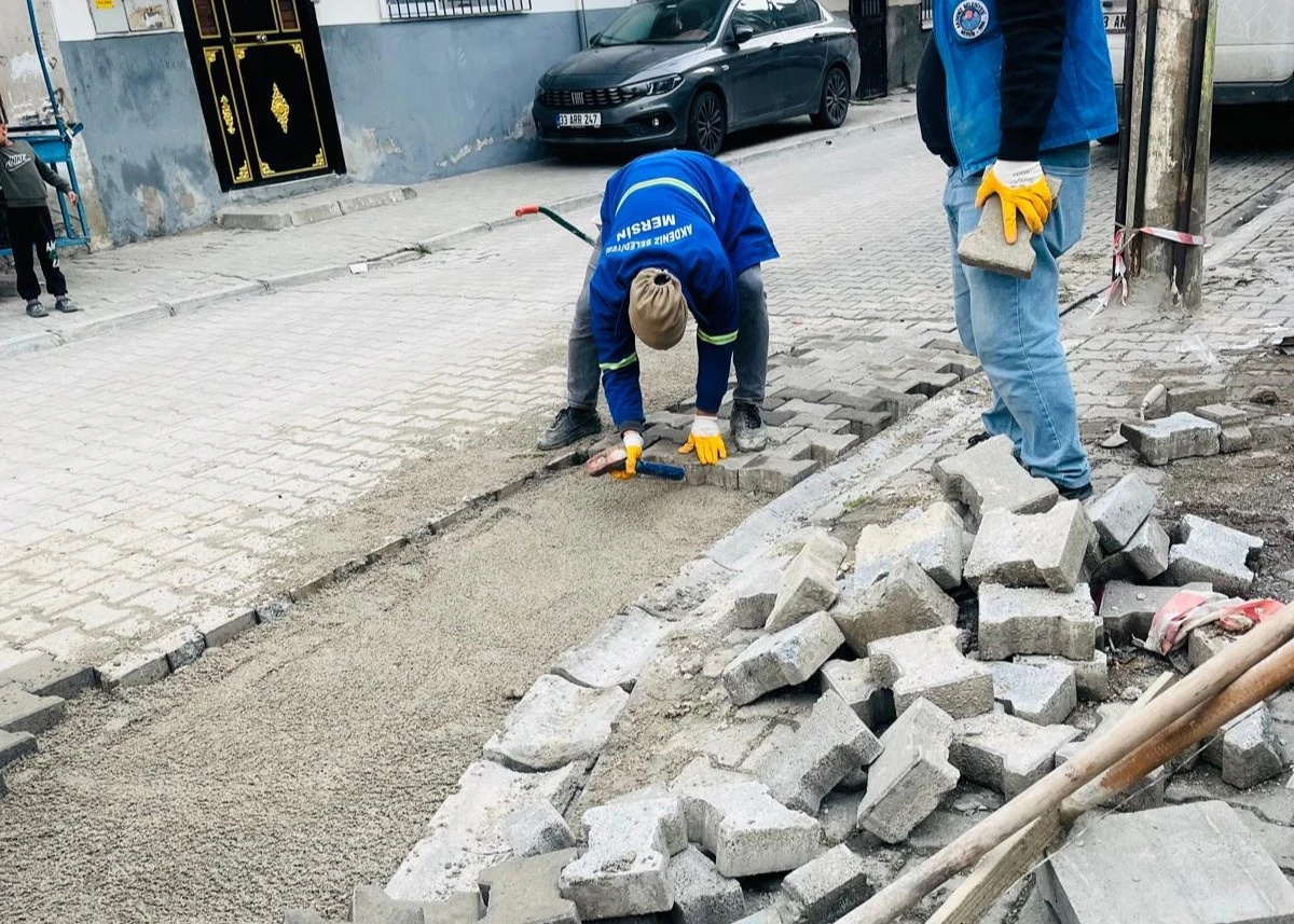 AKDENİZ BELEDİYESİ&rsquo;NDEN İL&Ccedil;E GENELİNDE YOL VE KALDIRIM &Ccedil;ALIŞMALARI DEVAM EDİYOR