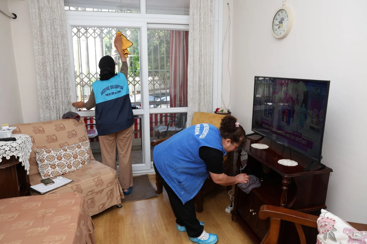 AKDENİZ BELEDİYESİ&rsquo;NDEN Y&Uuml;ZLERİ G&Uuml;LD&Uuml;REN HİZMET: EVLER BAYRAMA HAZIRLANIYOR