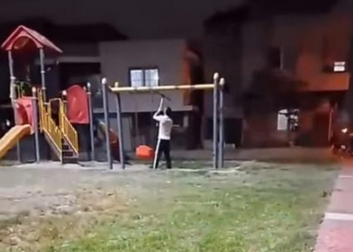 AKDENİZ BELEDİYESİ’NİN PARK VE YEŞİL ALANLARINA VANDALCA SALDIRILAR!