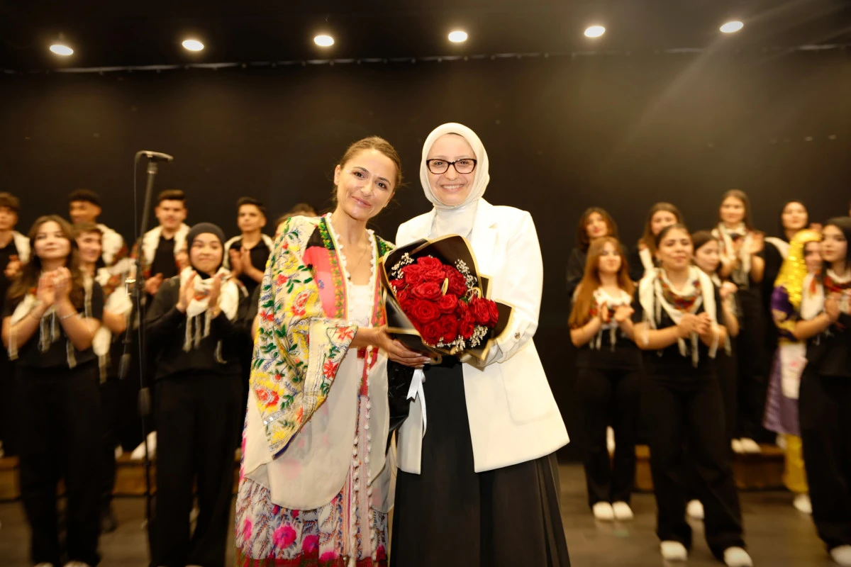 AKDENİZ GAZİ ANADOLU LİSESİ ÖĞRENCİLERİNDEN YIL SONU TÜRKÜ GECESİ