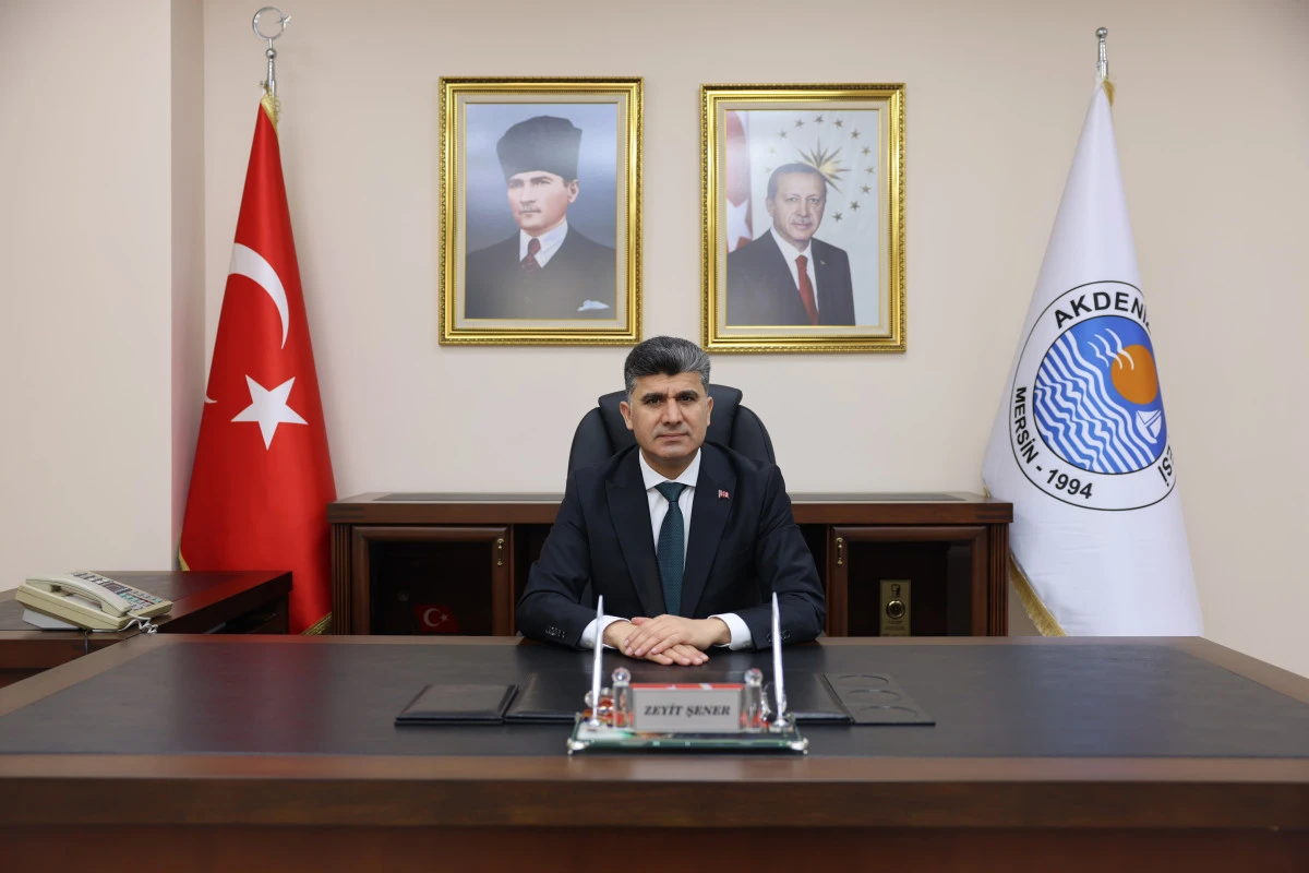 AKDENİZ KAYMAKAMI VE BELEDİYE BAŞKAN V. ZEYİT ŞENER, 24 KASIM ÖĞRETMENLER GÜNÜ DOLAYISIYLA BİR KUTLAMA MESAJI YAYIMLADI