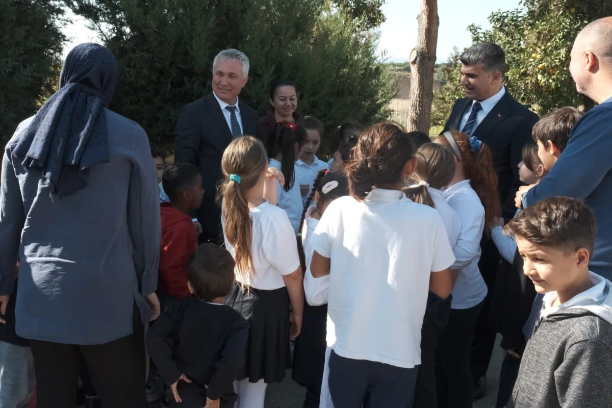 AKDENİZ KAYMAKAMI VE BELEDİYE BAŞKAN V. ZEYİT ŞENER’DEN OKUL ZİYARETLERİ